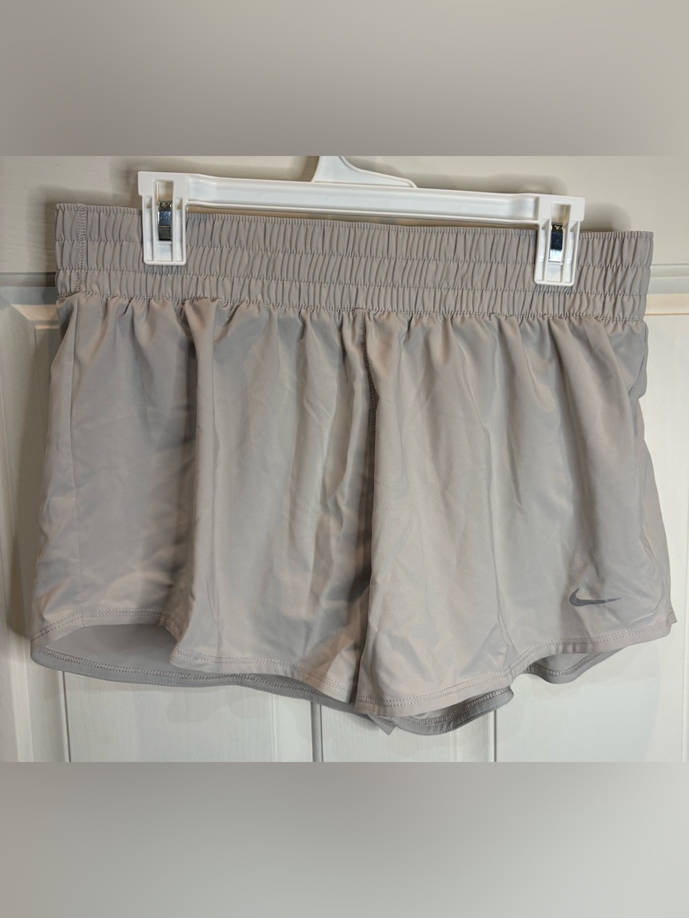 Nike Dri-FIT Women’s Loose Fit Athletic Training Shorts Beige Elastic Waist Sz L